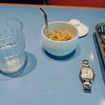 旬粋カレー工房 - 早いお昼。時計の時刻、10:45。