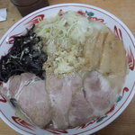 ラーメン・餃子 大勝 - ムラサキ（茂）７５０円  ﾄｯﾋﾟﾝｸﾞがｶﾞﾂﾝと効いた勢いのある改造ﾗｰﾒﾝ！