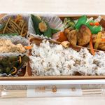 旬の市場 - ローストチキンのもち麦ご飯弁当