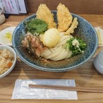 ウドン アン - 鶏天卵ぶっかけ800円と本日の炊き込みご飯（小）150円