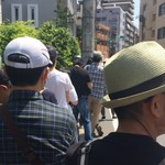 中華そば べんてん - 5/1 10:45 開店前の第２集団。先頭からちょうど30人目。