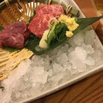 海鮮居酒屋 京都 花の舞 - 馬刺し2種食べ比べ