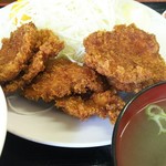 ニコニコ亭 - ソースカツ定食のカツ(２枚分をカットしてあります)