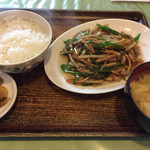 Touseien - 「青椒肉絲定食」はアツアツのできたて！
                        メインは勿論、スープ＆搾菜が非常に美味。