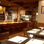 Osteria dell'UVA - テーブル席、カウンターを含めましてお席は２５席程ございます。　ベンチシートもございますので、ゆったりとお座りいただけます。お子様用の椅子もございますので、お気軽にお申し付けください。