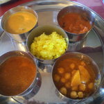 右上から時計回りに、バターチキン、チャナマサラ、キーマ、シーフード。中央はサフランライス。全て食べ放題♪