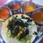 サラダバーのサラダとカレー