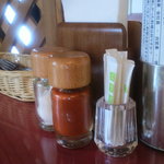 ブラフマー - 卓上にはチリパウダーと塩があります