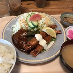 キッチン KOBUTA - ハンバーグと海老フライ。キャベツもたくさん。