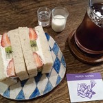 ひょうたん島 -  果物のサンドイッチ  (^_^;)))