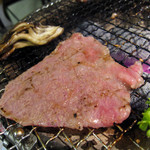 炭火焼肉　半蔵門 - トモ三角を焼く：2011年7月