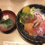 生け簀の甲羅 - 海鮮丼と味噌汁