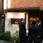 麺処 きなり - きなりさん外観。外待ちは３人程。