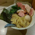 麺処 きなり - 特製濃口醤油そば(大盛り)の細麺。
