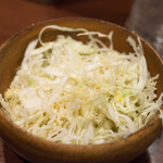 やきとんうまいもん横丁 まるたか - 2018.4 お通し（324円）おかわり自由の千切りキャベツ