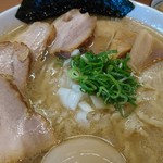 らーめん いつ樹 - トッピングは、チャーシュー・味玉・刻みタマネギ・三角メンマ・青ネギ・海苔