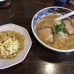 ラーメン麺虎 - 鷄豚骨ラーメン、ヤキメシセット♪