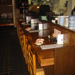 炭火串焼酒楽虎蔵 - カウンター席は８席。焼き場前のカウンター（写真１番手前）は焼鳥屋の特等席です！！