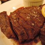 Red&Black SteakHouse - 表面はカリッとクリスピー♪(*￣∀￣) 　肉 質 は 赤 身 が 多 く て 、超 俺 好 み ！ 　余計なサシが入ってないのが好印象！