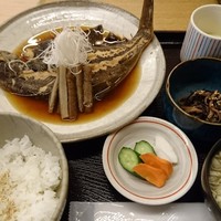 丸新 - カレイ煮定食（刺身付き）