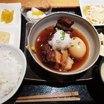 海鮮居酒屋 名物酒家 - 豚角煮定食 900円