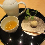 Hakuza Nihombashi - 加賀棒茶とお菓子一品　972円