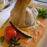 ビストロ ヴィノーブル - 魚介のパートブリック包み、トリュフの香りトマトクリームソース