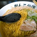 元祖一条流 がんこ総本家 - 乾物魚介系に裏支えされた鶏×豚スープは澄んでいます。塩だれは円やか割としょっぱい。浮いている鶏油に鶏の香りは薄いor入っていない。