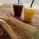 ハウスユイガハマ - ビスコッティとアイスコーヒー&オレンジジュース