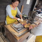 一和 一文字屋 和輔 - 店頭であぶり餅を焼いています