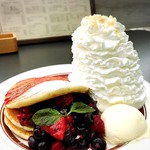 エッグスンシングス - ✦QUINTUPLE BERRY PANCAKES  1,450yen
               クインダブルパンケーキ