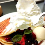 エッグスンシングス - ✦QUINTUPLE BERRY PANCAKES  1,450yen
         クインダブルパンケーキ