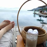 The Ritz Carlton - 共用プールサイド。ツメシボは自動的に交換してくれます。日焼け止めクリームも完備してますよ。