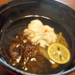 割烹 利助 - ③鱧とじゅんさい、もずくのお吸い物 - 酢橘の風味