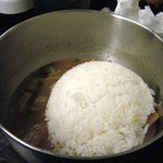 冨じお - 残ったつけダレにご飯を投入して雑炊の準備