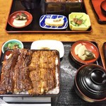 炭火焼うなぎ 東山物産 - 手前がうな重上（ご飯中盛り）
            奥がうな重上（ご飯普通）