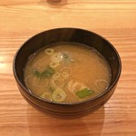 魚のおいしさを伝道する店 春代 - 島寿司に付く味噌汁