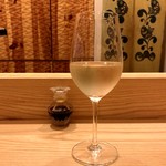 魚のおいしさを伝道する店 春代 - グラスワイン（白）
