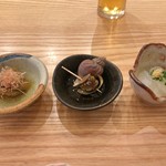 魚のおいしさを伝道する店 春代 - お疲れ晩酌セットのの季節の小鉢３種盛（子持ち昆布 + 磯つぶ貝 + のれそれ）