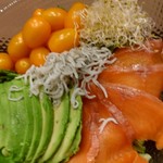 Brasserie Rinasce - アボカドとスモークサーモンとしらすサラダ