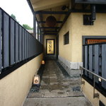 Shusai Nikushou Furuya - 風情ある入り口までの小道
