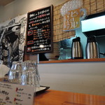 麺商人 - 白壁とコンクリート打ちっぱなしと木目を基調。 やわらかさと無機質を共生させたイマドキ内装｡