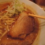麺商人 - 豚モモ肉チャーシュー、肉らしい硬めの肉肉しい歯応え♪