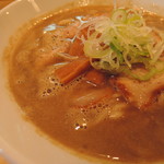 高濃度煮干しエキスが、ダイナマイトです！ｗ 煮干しの厚みがドッシリとハンパない！(*>∀<) 　 酸味と強烈なニボニボ感の二大巨頭が襲ってくる！