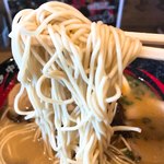 元祖博多 中洲屋台ラーメン 一竜 - 麺をリフトアップ