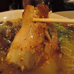 チャーシューは豚バラ肉 　やや大きめで厚く、３枚あって良心的！ 　歯応えやわらかさホロリと崩れる。 　脂身はトロトロだ♡(*￣ω￣)