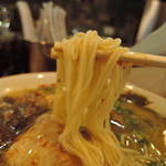 麺は中細ストレート丸麺、加水率は中低級。 　張りのあるキメ細かな美白肌。 　 　シコシコと細身ながらしっかりした歯応え 　パツンと張りがあり引き締まったボディ