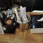 天外天 - 卓上常備品:紅ショウガ、ニンニク醤油漬け、コショウ、 　ラーメンタレ 　おろしニンニクは申し入れ