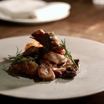 ファイ - 骨付きウサギ肉のブツ切り香草焼き