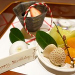 花筐 - 「デザート」
      苺ムース、黒豆、せとか
      に、誕生日の白イチゴ、メロン